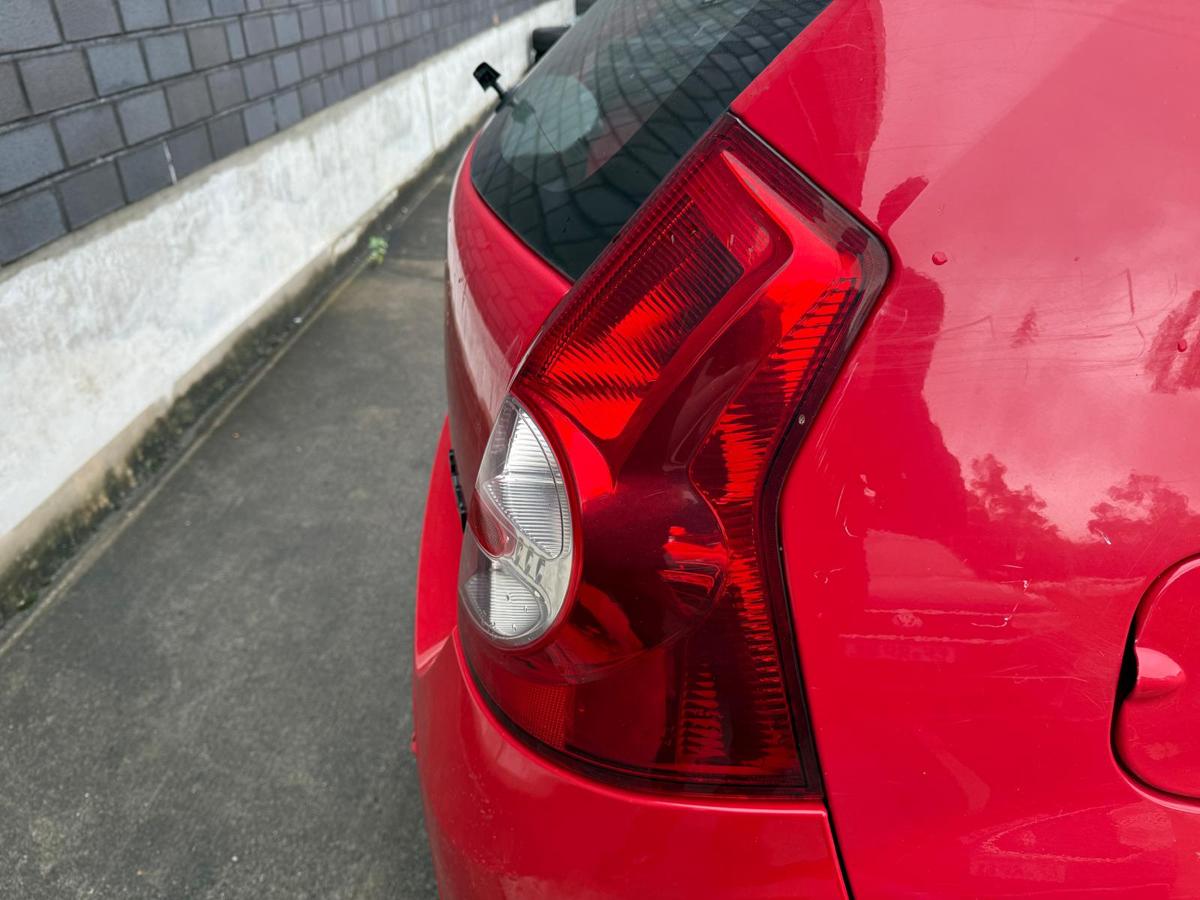 Dacia Sandero SD original Rücklicht Rückleuchte rechts BJ09